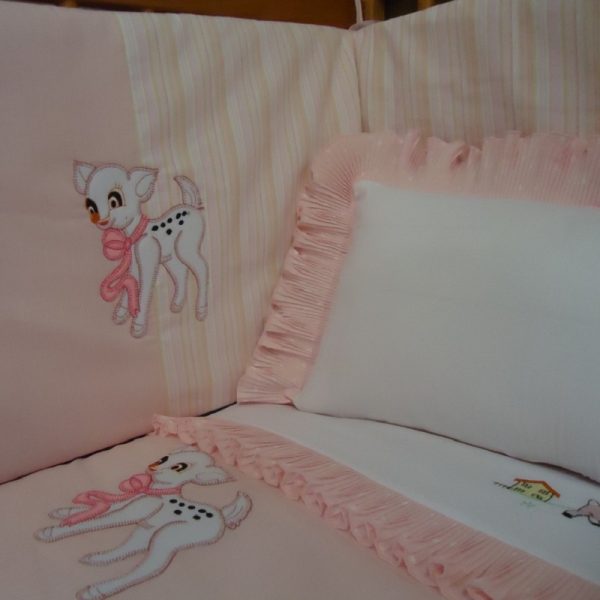 Juego de cama o cuna bordada para bebé. Protector, funda nórdica y sábanas en 100% puro algodón. El bordado puede ser personalizado. Producción bajo pedido.